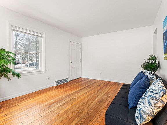 4th image of 3304 Oakwood St
