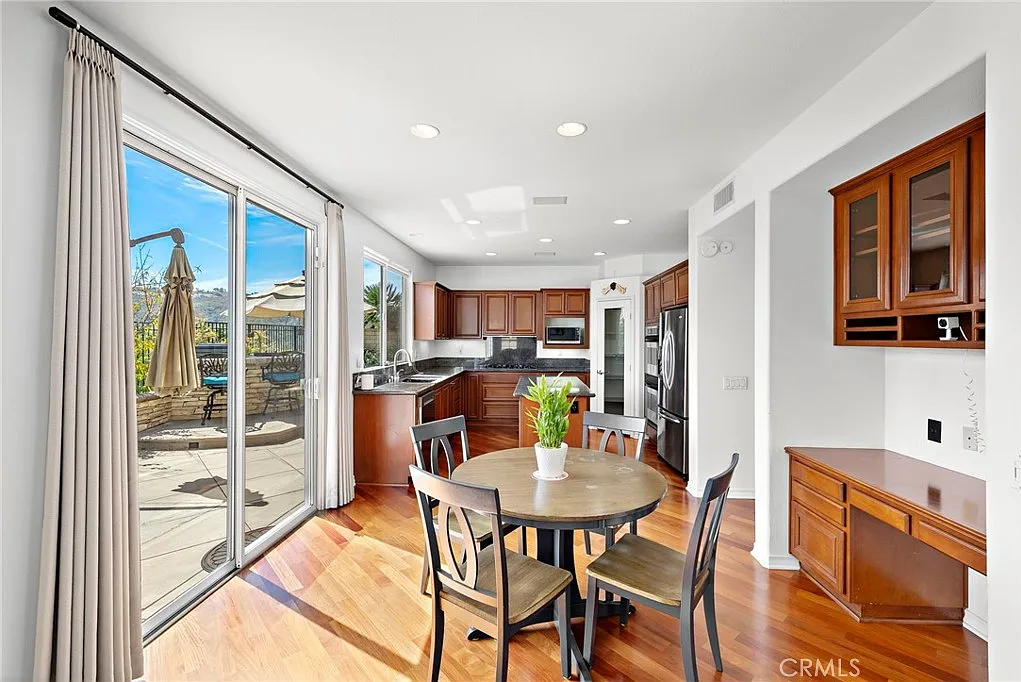 4 bed, 4.5 bath, 3400 sqft, $6,500 — Photo 4