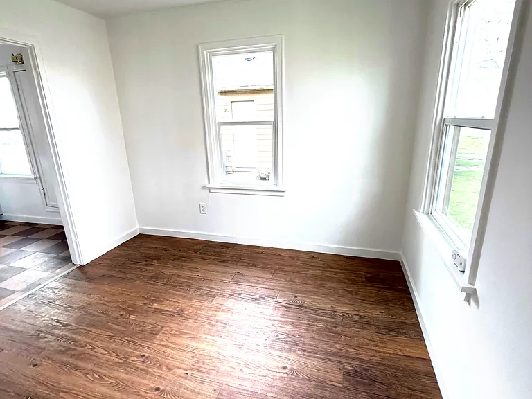 210 E Oak St — Photo 8