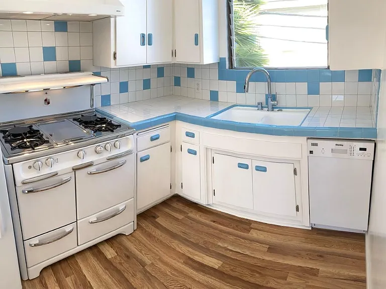 1234 N Laurel Ave — Photo 6