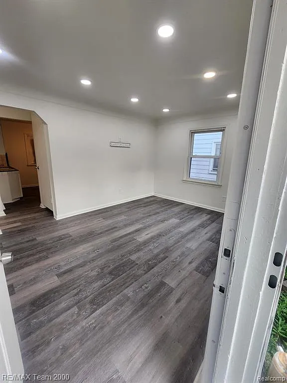 3 bed, 1.0 bath, 1000 sqft, $1,300 — Photo 3