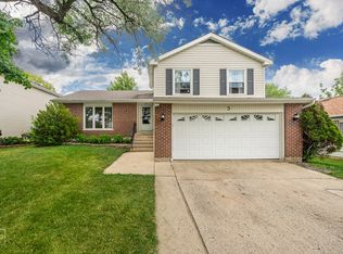 3 Fernwood Ct, Streamwood, IL 60107