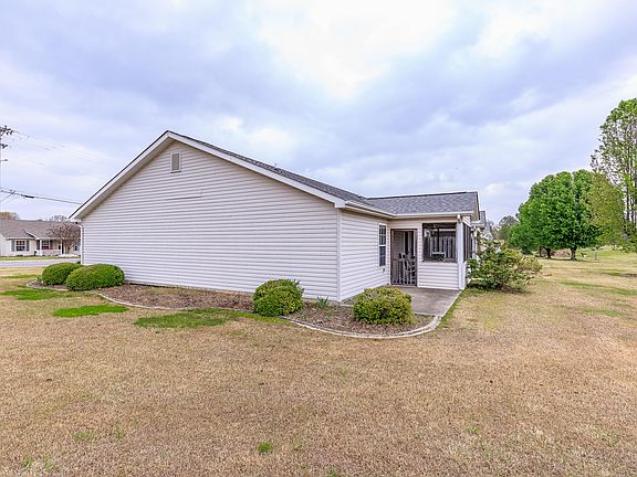 4th image of 32 Flagstone Dr