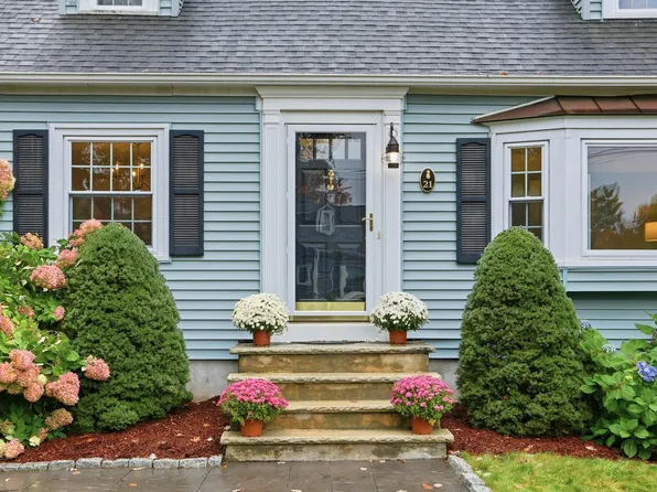21 Curve St, Bedford, MA 01730