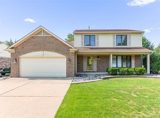 22333 Crestwood St, Woodhaven, MI 48183