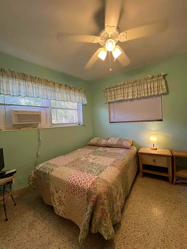Private bedroom and bathroom with private entrance. Furnished. Walking distance to beach! — Photo 1