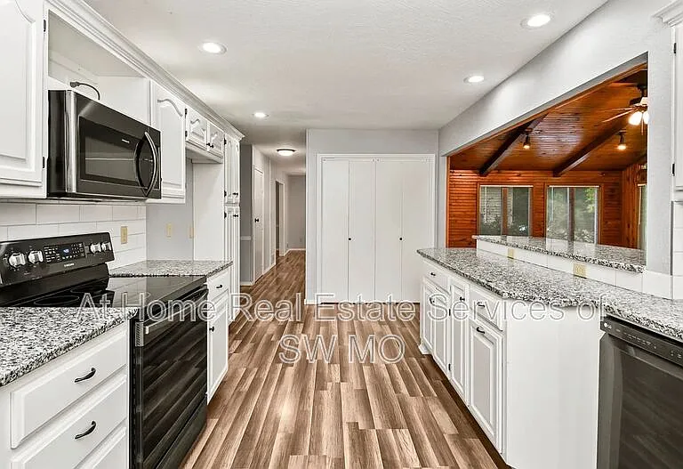 834 E Manchester Dr — Photo 7