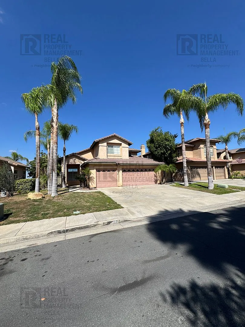 Beautiful Tuscany Hills Home with Pool, Spa & Panoramic Views — Photo 1