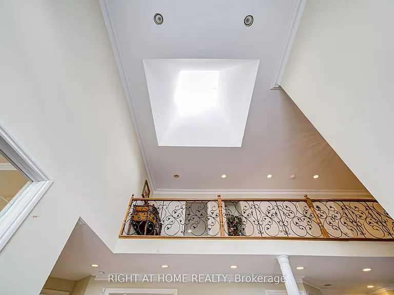 49 Arjay Cres — Photo 5