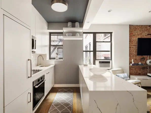 270 West 11th Street image 2 of 8