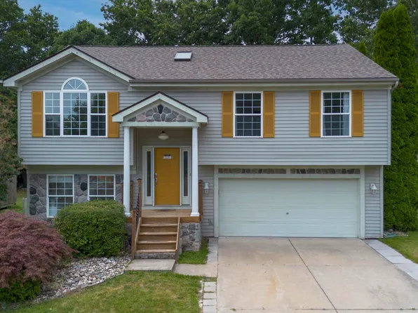 15130 Western Valley Dr, Holly, MI 48442