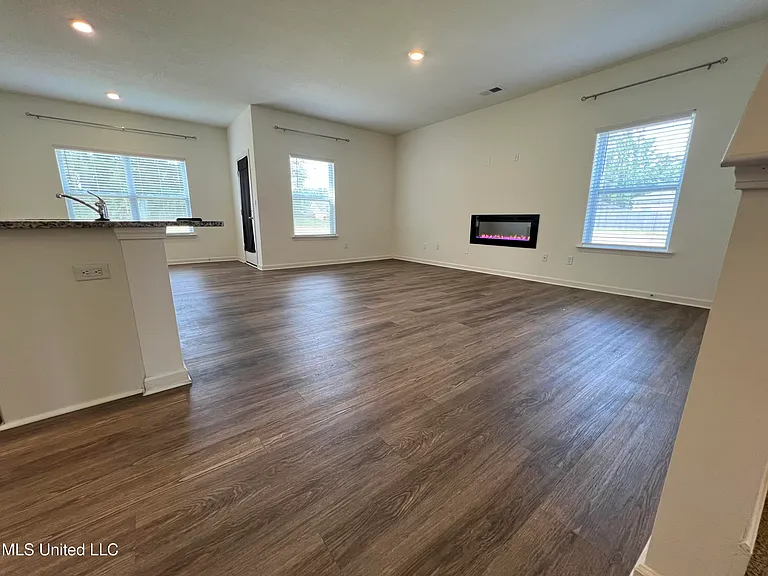 2427 Hyacinth Ln — Photo 3