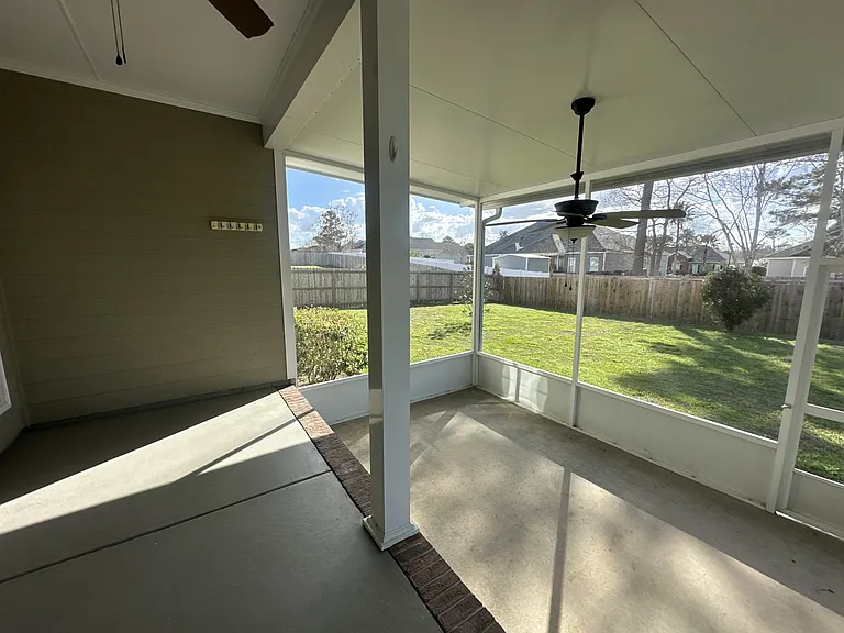 3650 Victoria Dr — Photo 3