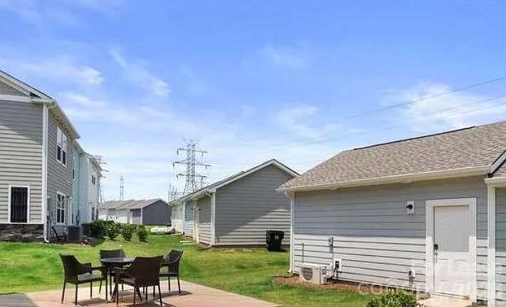 3 bed, 2.5 bath, 1901 sqft, $2,379 — Photo 2