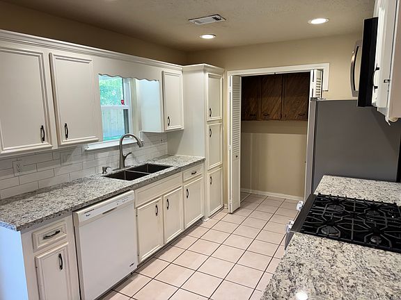 3rd image of 9811 Charter Ridge Dr