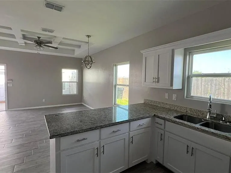 2112 Redbud Ln #1 — Photo 3