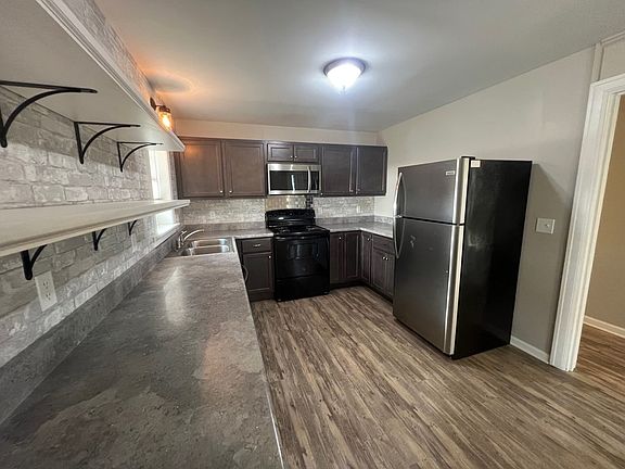 4th image of 21 W Lake St