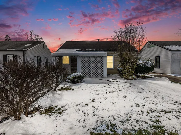 19162 Roscommon St, Harper Woods, MI 48225