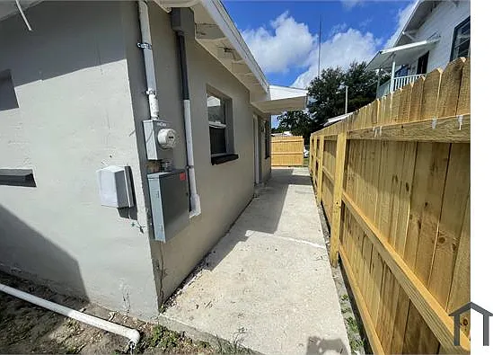 801 1/2 E Saint Clair St — Photo 12