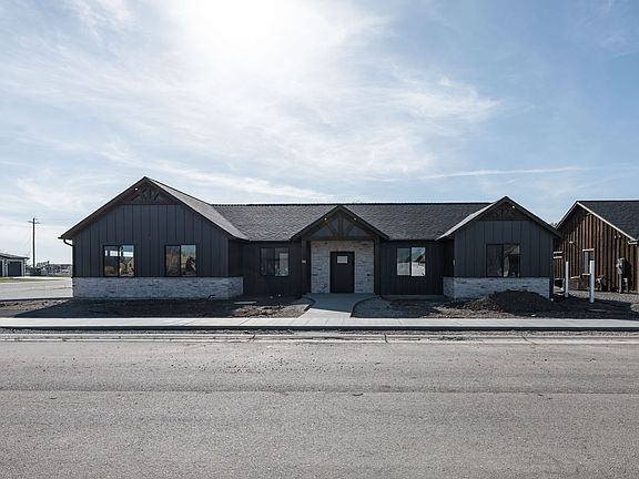 4th image of 582 Aspen Ave
