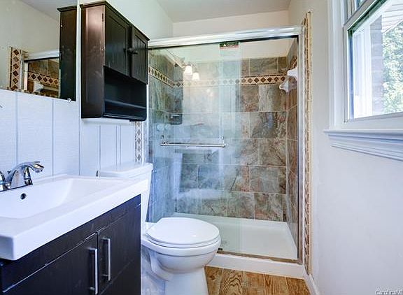 5th image of 2101 Wellwood Cres