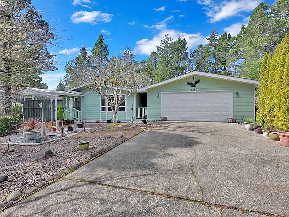 3rd image of 303 Manzanita Dr