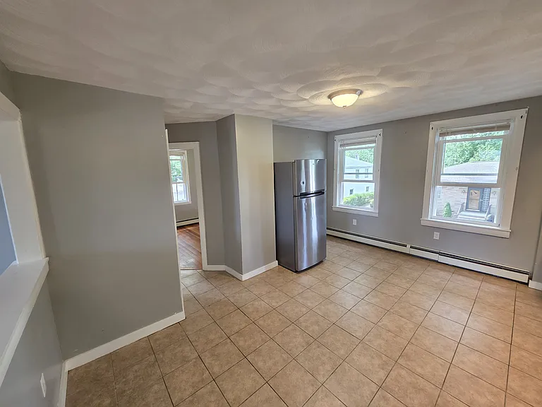  38 Drill St 2ndFlr 2B/1B GreatLocale! PrivEntry! Prkg NOPet Hardwoods — Photo 3