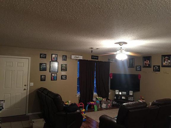 5th image of 806 Louise St