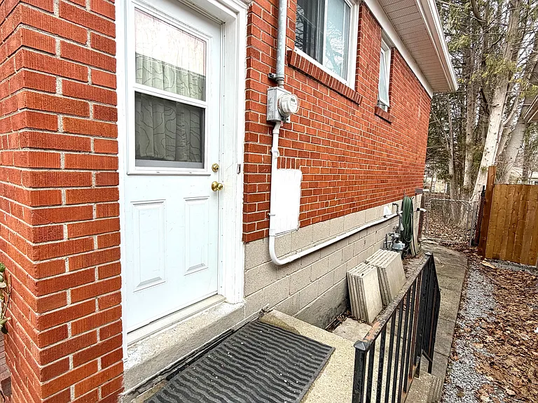 73 Boothbay Cres #LOWERFL — Photo 2