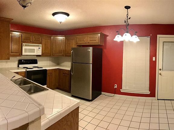 2nd image of 2111 Villa Dr