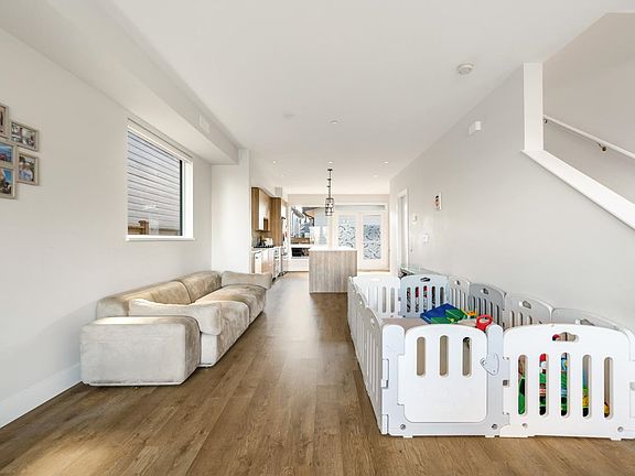 4th image of 4762 Spruce Way