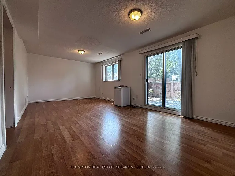 22 Poplar Cres — Photo 2
