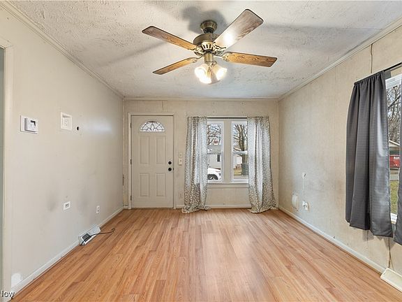 5th image of 2850 Roanoke Ave