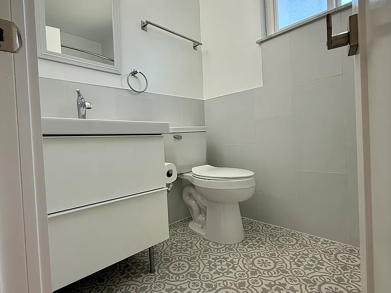 1662 W 2nd St #10 — Photo 7