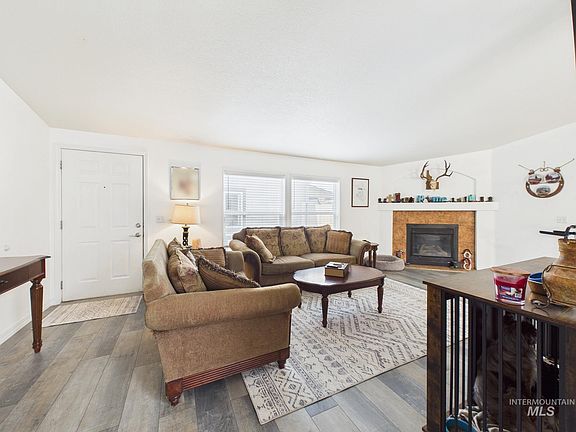 3rd image of 861 Liberty Ln