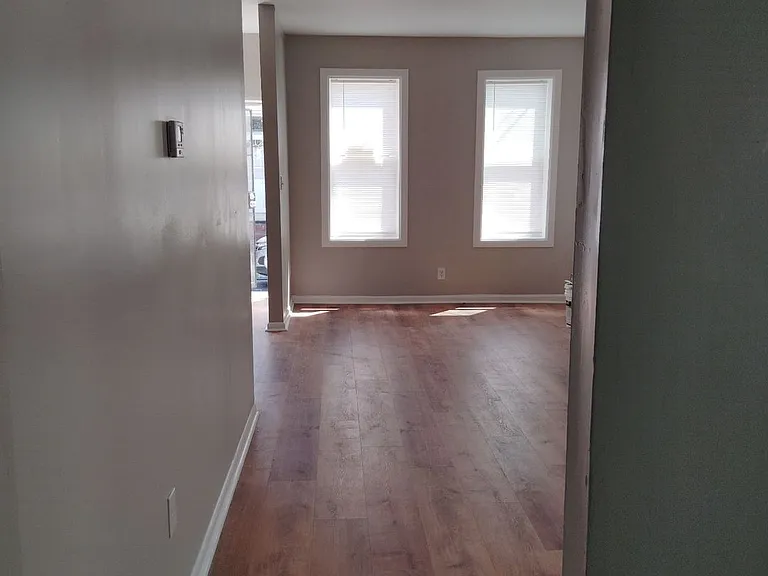 609 Henry St — Photo 8