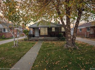 29610 Taylor St, Saint Clair Shores, MI 48082