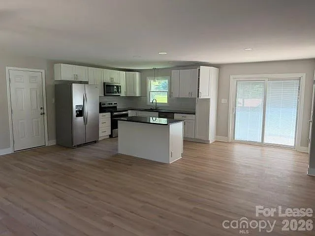 3 bed, 2.0 bath, $1,950 — Photo 4