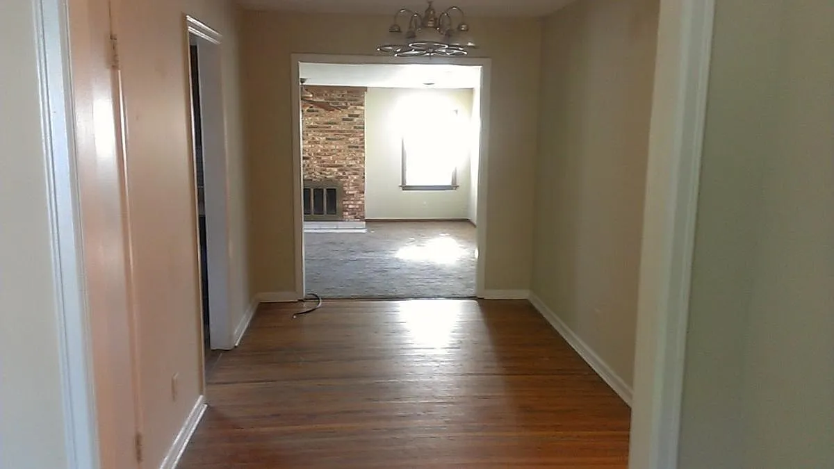 3 bed, 1.5 bath, 1800 sqft, $1,195 — Photo 3