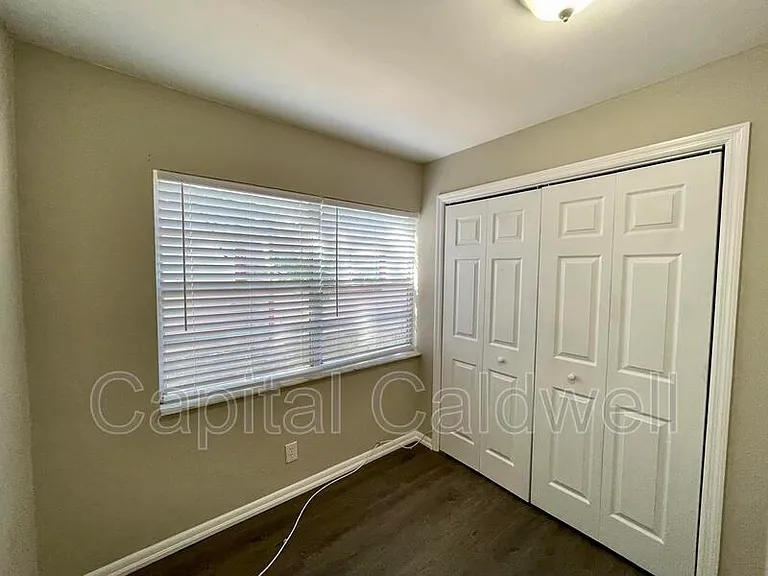 1904 E Emma St — Photo 15