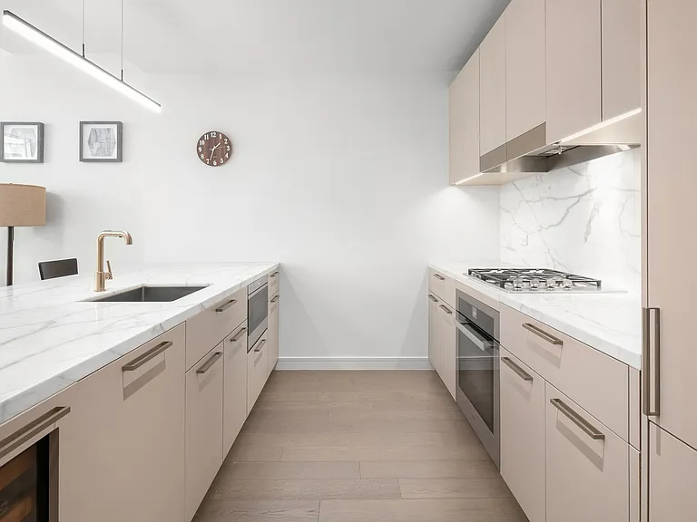 305 E 51st St #5B — Photo 4