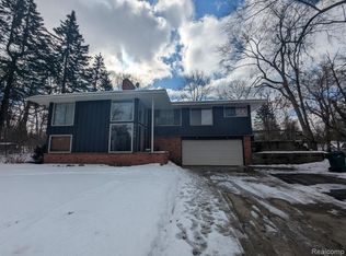 5155 Greenview Dr, Clarkston, MI 48348