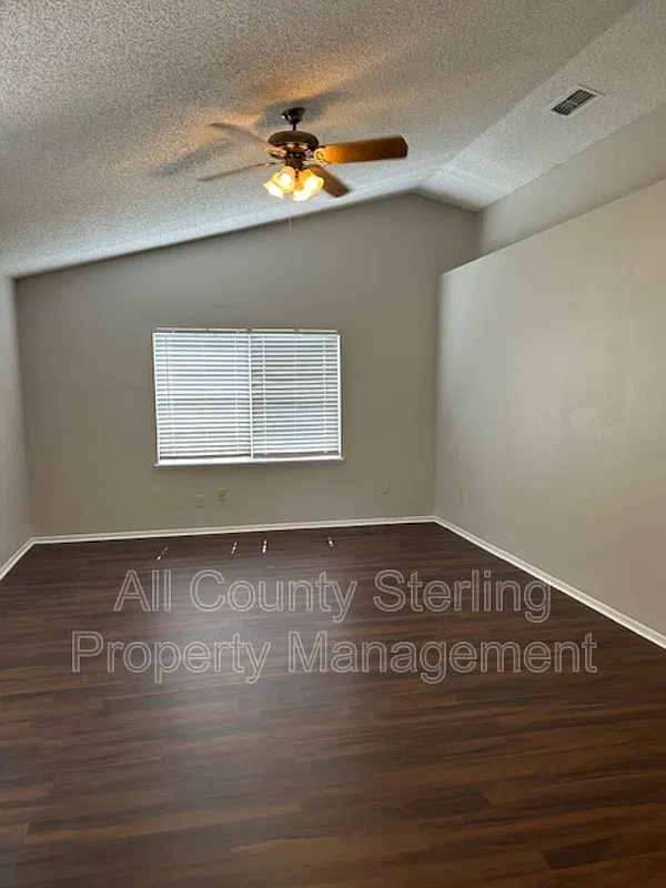 3 bed, 2.0 bath, 1716 sqft, $1,925 — Photo 2