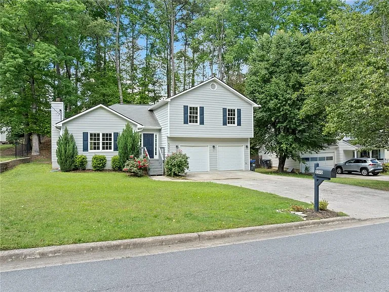 5590 Princeton Oaks Dr — Photo 2