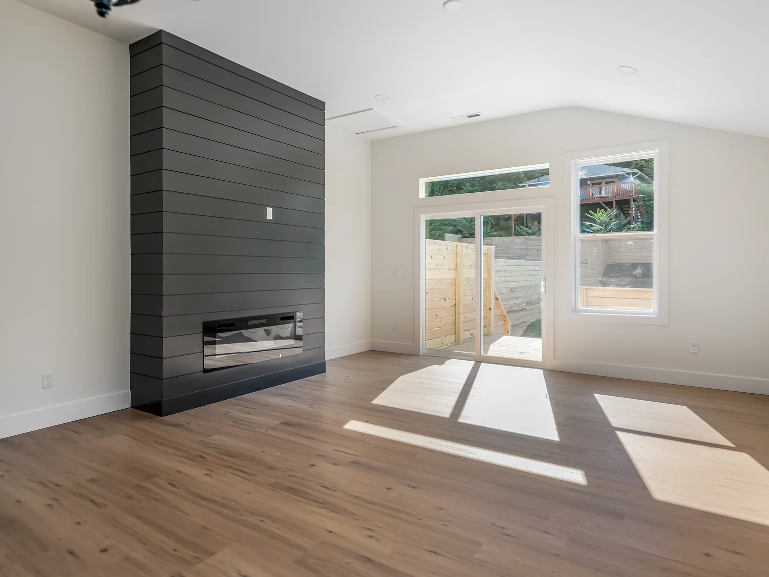 3 bed, 2.5 bath, 1592 sqft, $2,395 — Photo 3