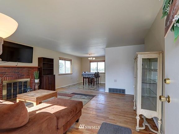 Living room to dining area