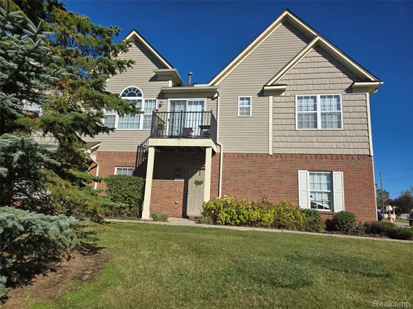 20005 Hidden Oaks Dr, Brownstown, MI 48183