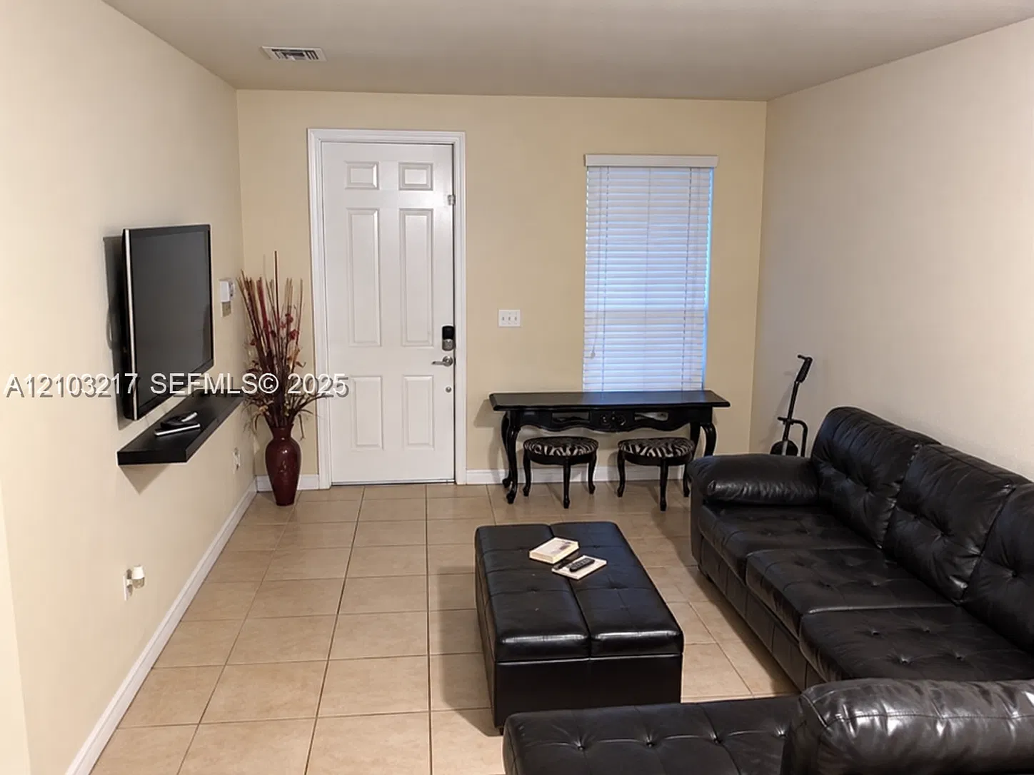 4 bed, 2312 sqft, $3,200 — Photo 3