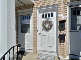 15 Doxbury Ln, Suffern, NY 10901