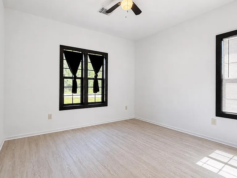 11611 Walraven Dr — Photo 15
